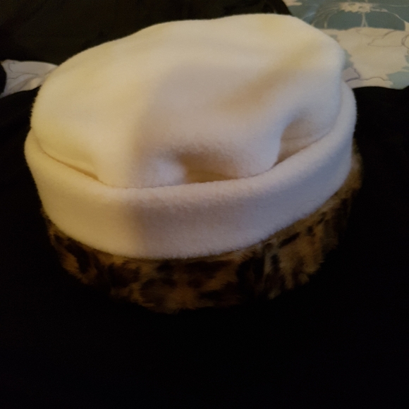 Local crafted winter hat. - Picture 4 of 4